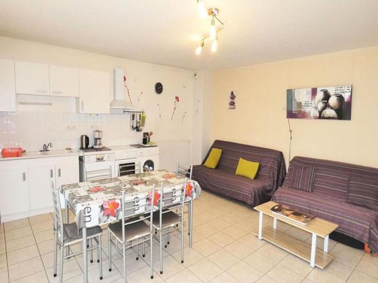 Salle de séjour élégante avec mobilier moderne dans un appartement à Building Rue de l'Avenir - city-relay - 1437931 à Aix-les-Bains, Aix-les-Bains Salle de séjour élégante avec mobilier moderne dans un appartement à Building Rue de l'Avenir - city-relay - 1437931 à Aix-les-Bains, Aix-les-Bains