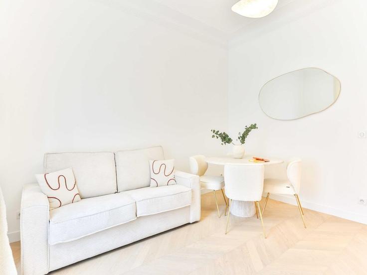 Elegant gestaltetes Wohnzimmer mit moderner Einrichtung in einer Wohnung im Building Avenue Mozart - belvilla-ag-dancenter-as - 1410670 in 16th arrondissement, Paris Elegant gestaltetes Wohnzimmer mit moderner Einrichtung in einer Wohnung im Building Avenue Mozart - belvilla-ag-dancenter-as - 1410670 in 16th arrondissement, Paris