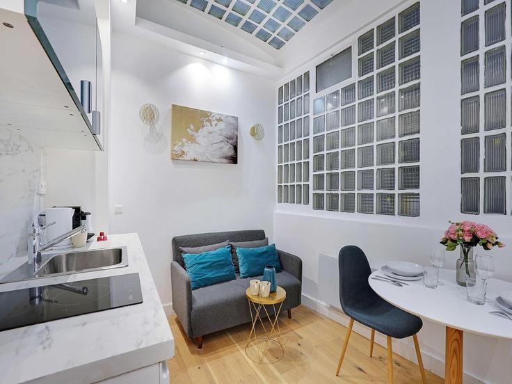 Sala de estar elegantemente projetada com móveis modernos em um apartamento no Building Rue Lacuée - belvilla-ag-dancenter-as - 1392814 em 12th arrondissement, Paris Sala de estar elegantemente projetada com móveis modernos em um apartamento no Building Rue Lacuée - belvilla-ag-dancenter-as - 1392814 em 12th arrondissement, Paris