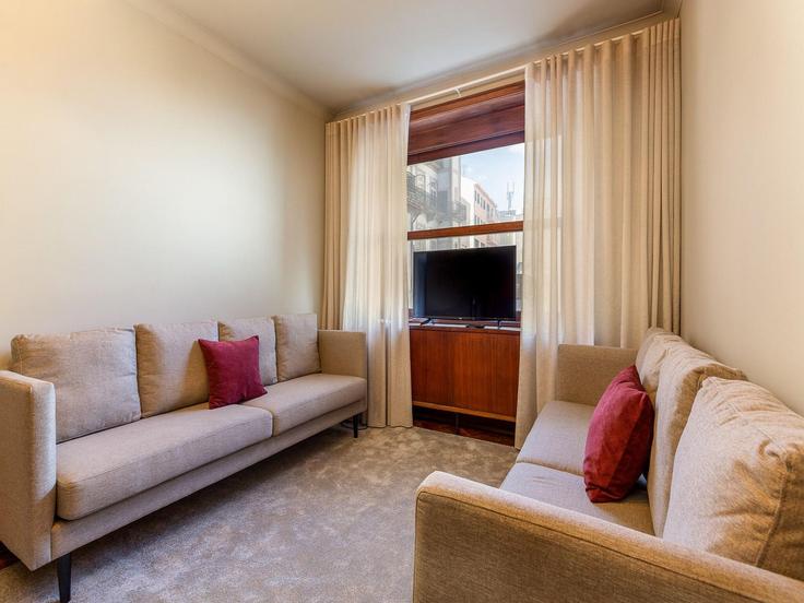 Sala de estar elegantemente projetada com móveis modernos em um apartamento no Building Rua Formosa - belvilla-ag-dancenter-as - 1409027 em União das freguesias de Cedofeita, Santo Ildefonso, Sé, Miragaia, São Nicolau e Vitória, Porto Sala de estar elegantemente projetada com móveis modernos em um apartamento no Building Rua Formosa - belvilla-ag-dancenter-as - 1409027 em União das freguesias de Cedofeita, Santo Ildefonso, Sé, Miragaia, São Nicolau e Vitória, Porto