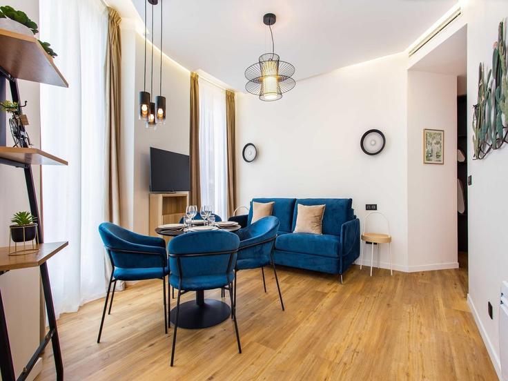 Salle de séjour élégante avec mobilier moderne dans un appartement à Building Rue du Faubourg Poissonnière - belvilla-ag-dancenter-as - 1413101 à 10th arrondissement, Paris