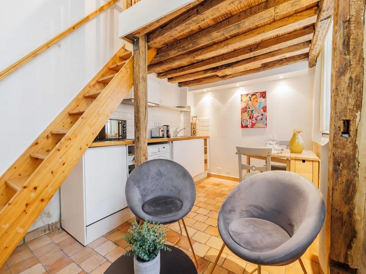 Salle de séjour élégante avec mobilier moderne dans un appartement à Building Rue le Regrattier - belvilla-ag-dancenter-as - 1408251 à 4th arrondissement, Paris Salle de séjour élégante avec mobilier moderne dans un appartement à Building Rue le Regrattier - belvilla-ag-dancenter-as - 1408251 à 4th arrondissement, Paris