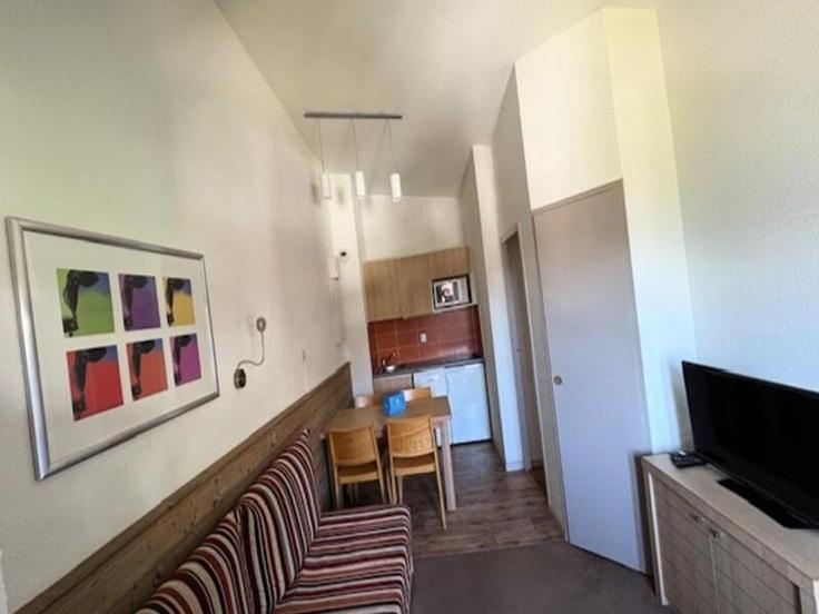 Building Esplanade des Tornets - city-relay - 1438042 adresindeki bir dairede modern mobilyalarla zarif bir şekilde tasarlanmış oturma odası Courchevel, Courchevel Building Esplanade des Tornets - city-relay - 1438042 adresindeki bir dairede modern mobilyalarla zarif bir şekilde tasarlanmış oturma odası Courchevel, Courchevel