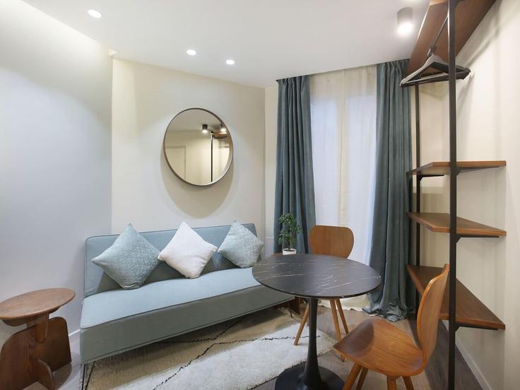 Salle de séjour élégante avec mobilier moderne dans un appartement à Building Rue Pierre Fontaine - belvilla-ag-dancenter-as - 1393942 à 9th arrondissement, Paris