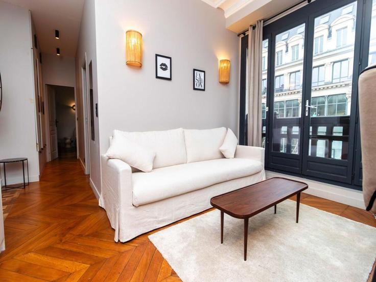 Elegant gestaltetes Wohnzimmer mit moderner Einrichtung in einer Wohnung im Building Rue Réaumur - belvilla-ag-dancenter-as - 1414163 in 2nd arrondissement, Paris