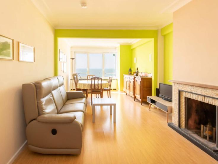 Elegante sala de estar con mobiliario moderno en un apartamento en Building Albert I Promenade 43 - belvilla-ag-dancenter-as - 1413211 en Ostend, Ostend
