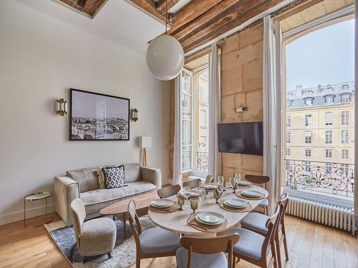 Sala de estar elegantemente projetada com móveis modernos em um apartamento no Building Place de Valois - belvilla-ag-dancenter-as - 1392986 em 1st arrondissement, Paris
