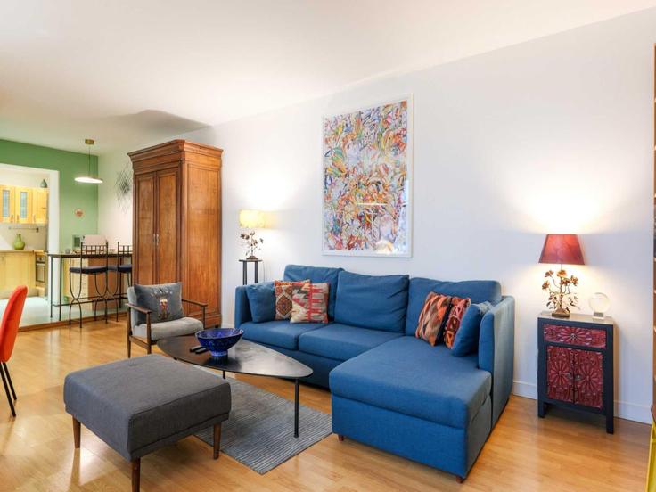Paris 11th arrondissementのBuilding Rue de la Roquette - belvilla-ag-dancenter-as - 1393845のアパートメントにある、モダンな家具を備えたエレガントなデザインのリビングルーム
