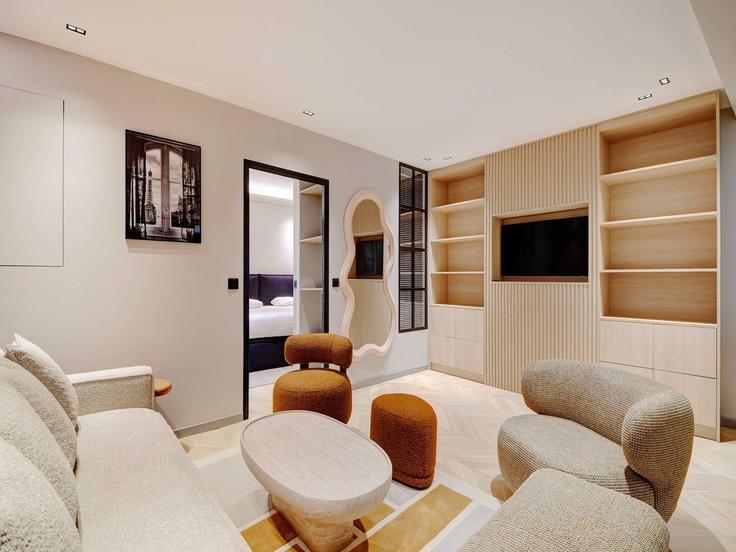 Salle de séjour élégante avec mobilier moderne dans un appartement à Building Rue Léopold Bellan - belvilla-ag-dancenter-as - 1409559 à 2nd arrondissement, Paris