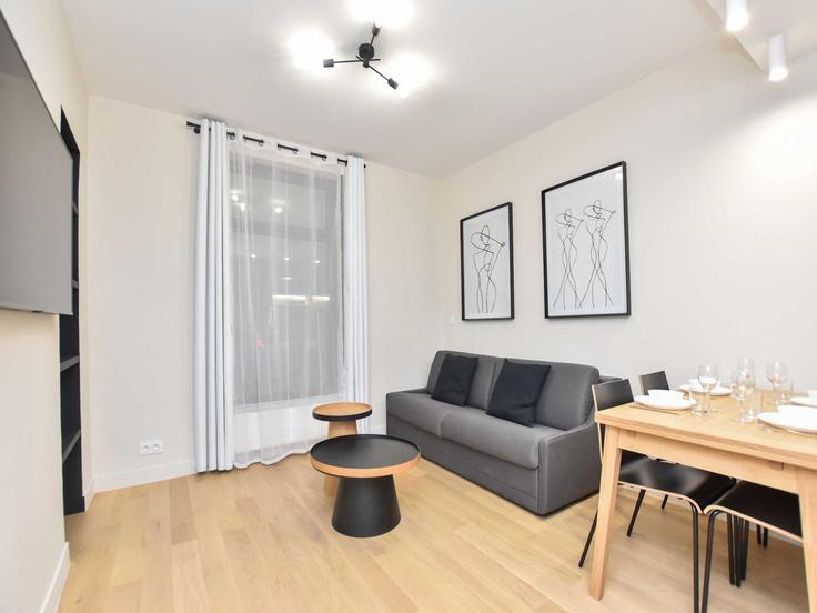 Elegant gestaltetes Wohnzimmer mit moderner Einrichtung in einer Wohnung im Building Rue de Longchamp - belvilla-ag-dancenter-as - 1430045 in 16th arrondissement, Paris Elegant gestaltetes Wohnzimmer mit moderner Einrichtung in einer Wohnung im Building Rue de Longchamp - belvilla-ag-dancenter-as - 1430045 in 16th arrondissement, Paris