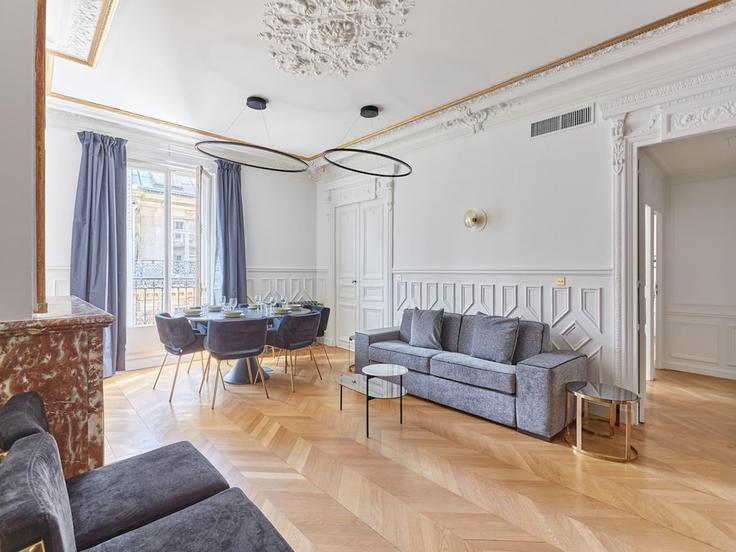 Salle de séjour élégante avec mobilier moderne dans un appartement à Building Rue Lincoln - belvilla-ag-dancenter-as - 1396382 à 8th arrondissement, Paris Salle de séjour élégante avec mobilier moderne dans un appartement à Building Rue Lincoln - belvilla-ag-dancenter-as - 1396382 à 8th arrondissement, Paris