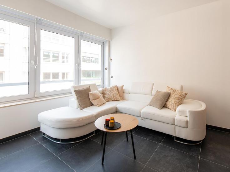 Elegante sala de estar con mobiliario moderno en un apartamento en Building Europagalerij - belvilla-ag-dancenter-as - 1392973 en Ostend, Ostend