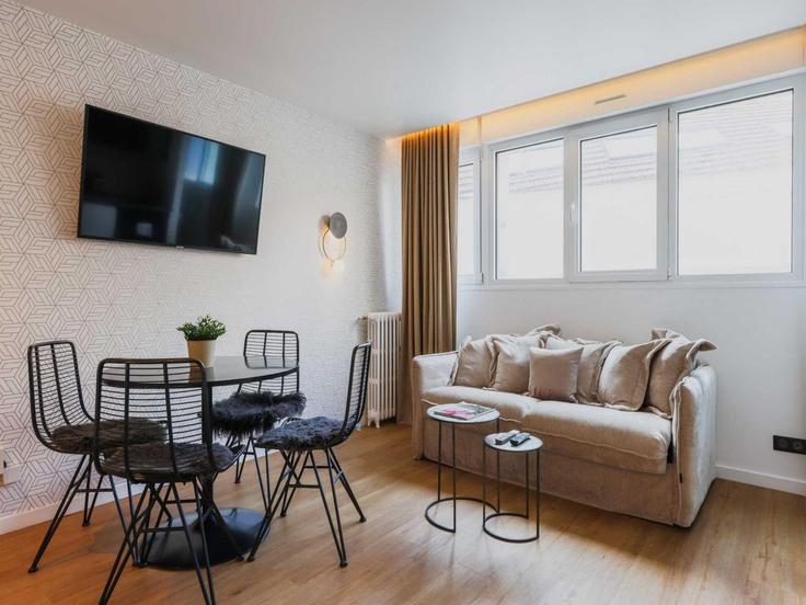 Elegant gestaltetes Wohnzimmer mit moderner Einrichtung in einer Wohnung im Building Avenue Claude Vellefaux - belvilla-ag-dancenter-as - 1396365 in 10th arrondissement, Paris
