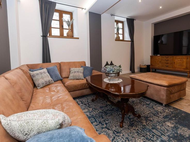 Salle de séjour élégante avec mobilier moderne dans un appartement à Building Bribir 18a - belvilla-ag-dancenter-as - 1392555 à Bribir, Bribir