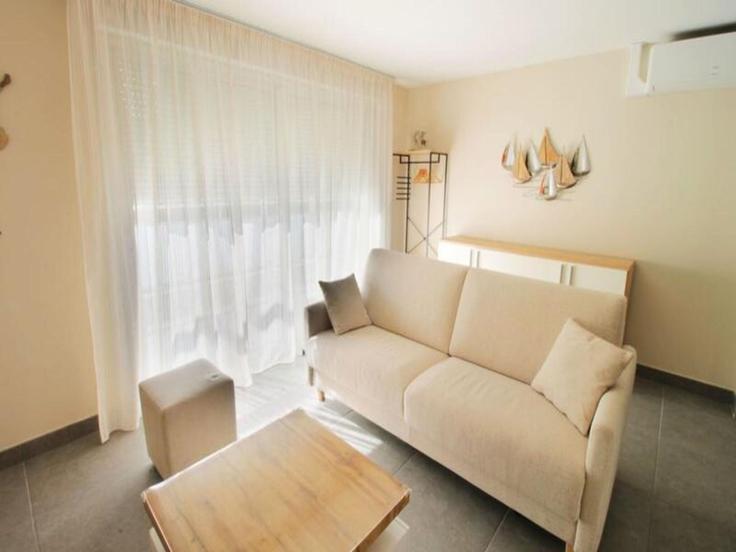 Elegant gestaltetes Wohnzimmer mit moderner Einrichtung in einer Wohnung im Building Chemin des Bateliers - city-relay - 1437953 in Aix-les-Bains, Aix-les-Bains