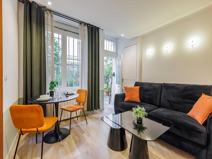 3rd arrondissement, Paris에 위치한 Building Rue Meslay - belvilla-ag-dancenter-as - 1393821 유닛의 세련된 인테리어가 돋보이는 거실 3rd arrondissement, Paris에 위치한 Building Rue Meslay - belvilla-ag-dancenter-as - 1393821 유닛의 세련된 인테리어가 돋보이는 거실