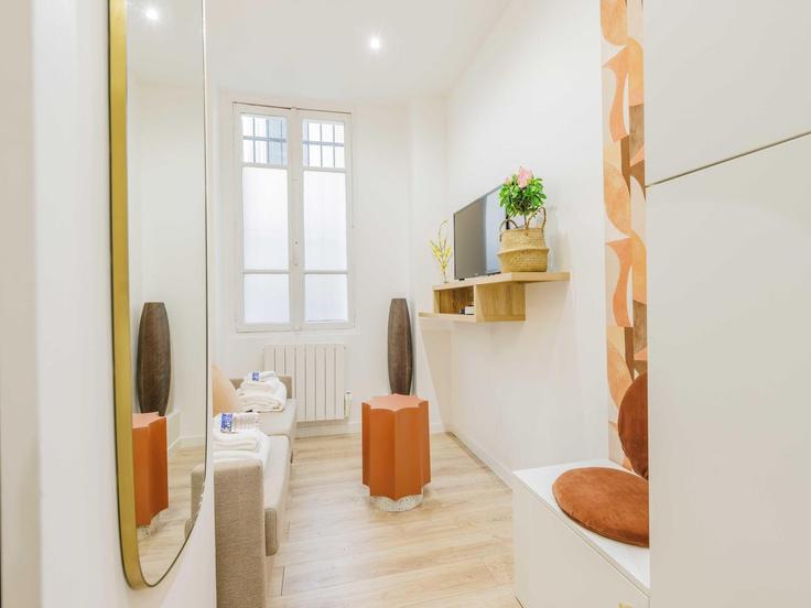 Elegant gestaltetes Wohnzimmer mit moderner Einrichtung in einer Wohnung im Building Avenue de la Bourdonnais - belvilla-ag-dancenter-as - 1430519 in 7th arrondissement, Paris