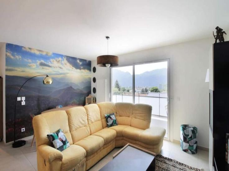 Aix-les-Bains, Aix-les-Bains에 위치한 Building Rue Marguerite Duras - city-relay - 1437919 유닛의 세련된 인테리어가 돋보이는 거실 Aix-les-Bains, Aix-les-Bains에 위치한 Building Rue Marguerite Duras - city-relay - 1437919 유닛의 세련된 인테리어가 돋보이는 거실