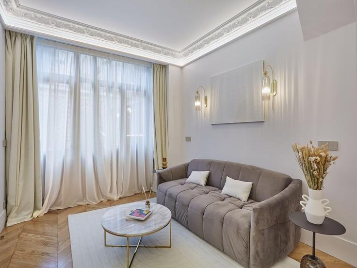 Sala de estar elegantemente projetada com móveis modernos em um apartamento no Building Rue La Boétie - belvilla-ag-dancenter-as - 1417913 em 8th arrondissement, Paris
