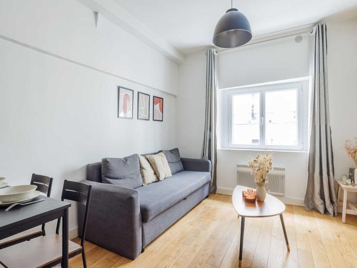 Sala de estar elegantemente projetada com móveis modernos em um apartamento no Building Rue d'Aboukir - belvilla-ag-dancenter-as - 1393818 em 2nd arrondissement, Paris Sala de estar elegantemente projetada com móveis modernos em um apartamento no Building Rue d'Aboukir - belvilla-ag-dancenter-as - 1393818 em 2nd arrondissement, Paris