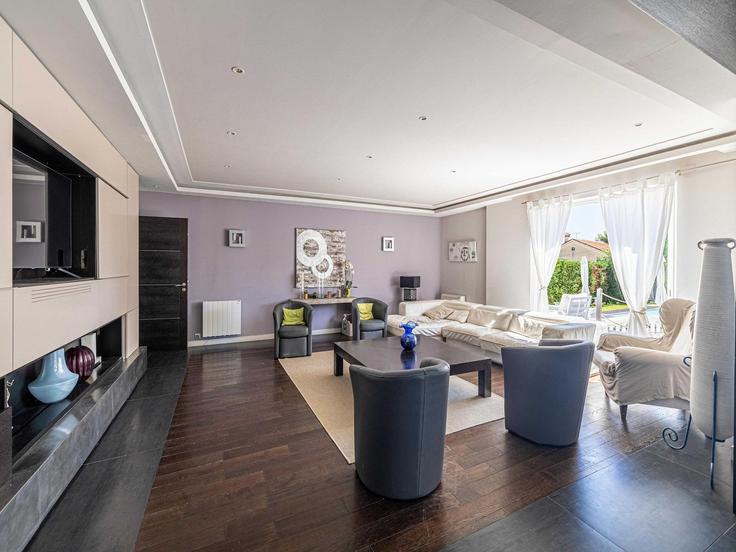 Sala de estar elegantemente projetada com móveis modernos em um apartamento no Building Chemin de la Grimpette - belvilla-ag-dancenter-as - 1409108 em Antibes, Antibes Sala de estar elegantemente projetada com móveis modernos em um apartamento no Building Chemin de la Grimpette - belvilla-ag-dancenter-as - 1409108 em Antibes, Antibes