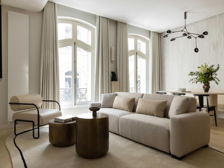 Elegant gestaltetes Wohnzimmer mit moderner Einrichtung in einer Wohnung im Building Rue d'Astorg - belvilla-ag-dancenter-as - 1415649 in 8th arrondissement, Paris