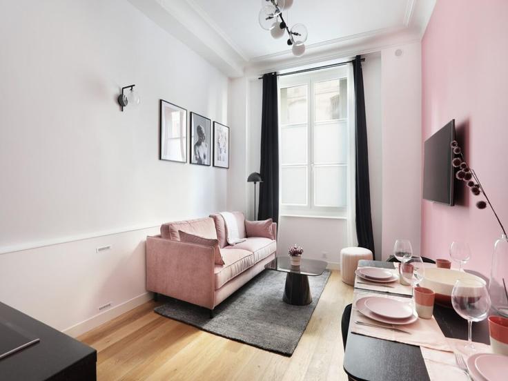 1st arrondissement, Paris에 위치한 Building Rue de l'Oratoire - belvilla-ag-dancenter-as - 1399092 유닛의 세련된 인테리어가 돋보이는 거실 1st arrondissement, Paris에 위치한 Building Rue de l'Oratoire - belvilla-ag-dancenter-as - 1399092 유닛의 세련된 인테리어가 돋보이는 거실