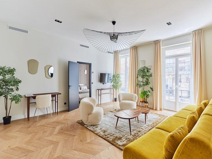 Paris 2nd arrondissementのBuilding Rue Daunou - belvilla-ag-dancenter-as - 1410793のアパートメントにある、モダンな家具を備えたエレガントなデザインのリビングルーム Paris 2nd arrondissementのBuilding Rue Daunou - belvilla-ag-dancenter-as - 1410793のアパートメントにある、モダンな家具を備えたエレガントなデザインのリビングルーム