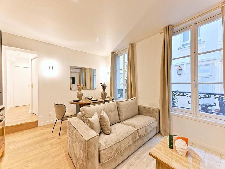 Elegant gestaltetes Wohnzimmer mit moderner Einrichtung in einer Wohnung im Building Rue de l'Agent Bailly - belvilla-ag-dancenter-as - 1411213 in 9th arrondissement, Paris