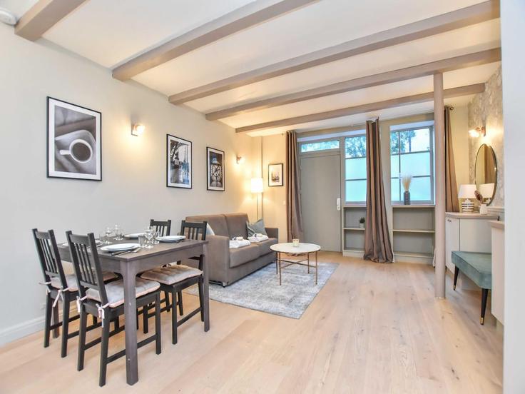 Sala de estar elegantemente projetada com móveis modernos em um apartamento no Building Rue de la Glacière - belvilla-ag-dancenter-as - 1392807 em 13th arrondissement, Paris