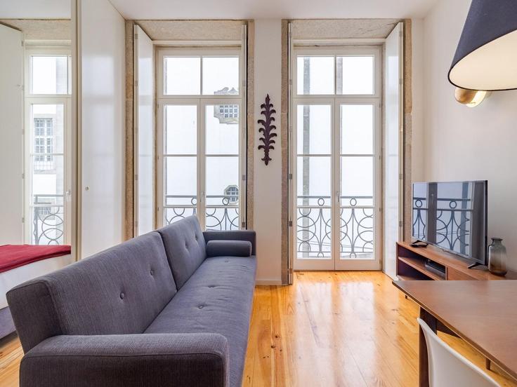 Sala de estar elegantemente projetada com móveis modernos em um apartamento no Building Rua da Assunção - belvilla-ag-dancenter-as - 1427710 em União das freguesias de Cedofeita, Santo Ildefonso, Sé, Miragaia, São Nicolau e Vitória, Porto Sala de estar elegantemente projetada com móveis modernos em um apartamento no Building Rua da Assunção - belvilla-ag-dancenter-as - 1427710 em União das freguesias de Cedofeita, Santo Ildefonso, Sé, Miragaia, São Nicolau e Vitória, Porto