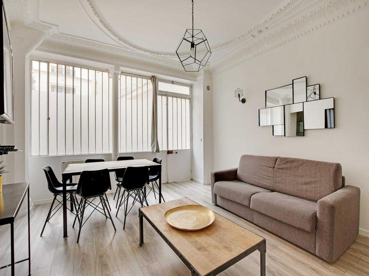Elegante sala de estar con mobiliario moderno en un apartamento en Building Rue du Faubourg Poissonnière - belvilla-ag-dancenter-as - 1396286 en 9th arrondissement, Paris Elegante sala de estar con mobiliario moderno en un apartamento en Building Rue du Faubourg Poissonnière - belvilla-ag-dancenter-as - 1396286 en 9th arrondissement, Paris
