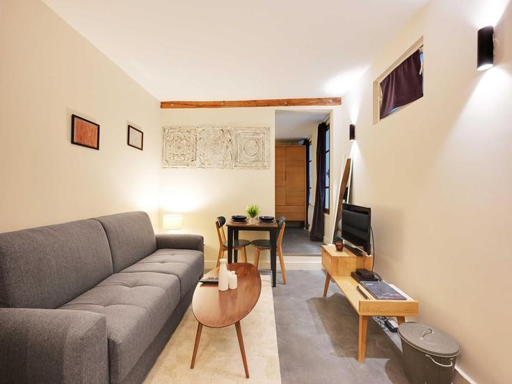 Elegant gestaltetes Wohnzimmer mit moderner Einrichtung in einer Wohnung im Building Rue de Montmorency - belvilla-ag-dancenter-as - 1399481 in 3rd arrondissement, Paris Elegant gestaltetes Wohnzimmer mit moderner Einrichtung in einer Wohnung im Building Rue de Montmorency - belvilla-ag-dancenter-as - 1399481 in 3rd arrondissement, Paris