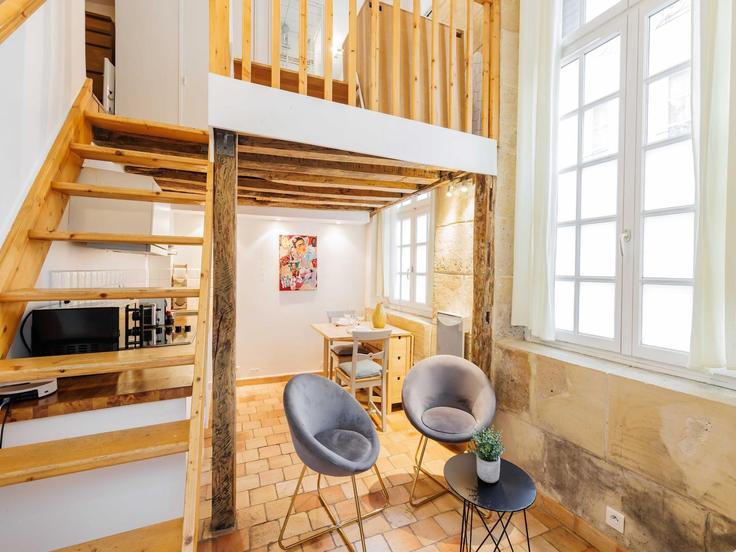 Paris 4th arrondissementのBuilding Rue le Regrattier - belvilla-ag-dancenter-as - 1408251のアパートメントにある、モダンな家具を備えたエレガントなデザインのリビングルーム