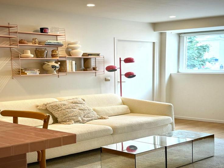 Sala de estar elegantemente projetada com móveis modernos em um apartamento no Building Rue des Lombards - belvilla-ag-dancenter-as - 1392978 em 1st arrondissement, Paris Sala de estar elegantemente projetada com móveis modernos em um apartamento no Building Rue des Lombards - belvilla-ag-dancenter-as - 1392978 em 1st arrondissement, Paris