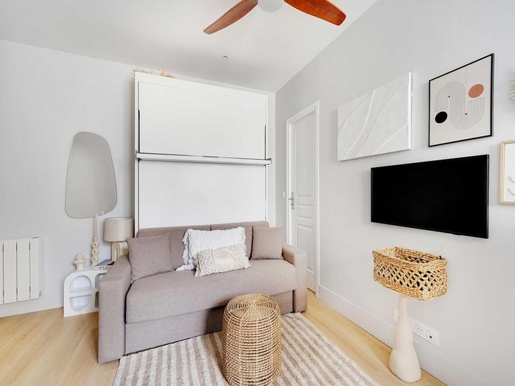 Elegante sala de estar con mobiliario moderno en un apartamento en Building Rue Saint-Honoré - belvilla-ag-dancenter-as - 1399008 en 1st arrondissement, Paris