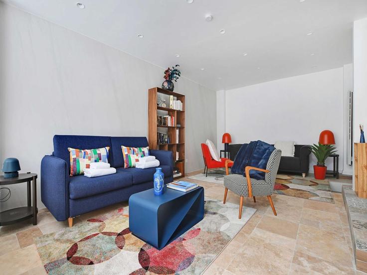 Paris 3rd arrondissementのBuilding Rue de Montmorency - belvilla-ag-dancenter-as - 1392872のアパートメントにある、モダンな家具を備えたエレガントなデザインのリビングルーム Paris 3rd arrondissementのBuilding Rue de Montmorency - belvilla-ag-dancenter-as - 1392872のアパートメントにある、モダンな家具を備えたエレガントなデザインのリビングルーム