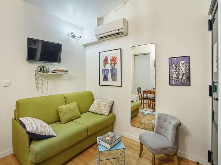 Salle de séjour élégante avec mobilier moderne dans un appartement à Building Rue du Temple - belvilla-ag-dancenter-as - 1423205 à 3rd arrondissement, Paris Salle de séjour élégante avec mobilier moderne dans un appartement à Building Rue du Temple - belvilla-ag-dancenter-as - 1423205 à 3rd arrondissement, Paris
