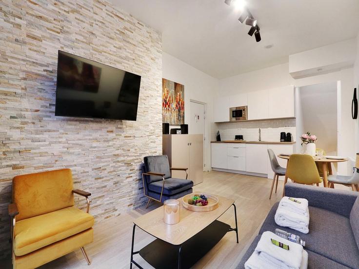 Building Boulevard Marguerite de Rochechouart - belvilla-ag-dancenter-as - 1392809 adresindeki bir dairede modern mobilyalarla zarif bir şekilde tasarlanmış oturma odası 18th arrondissement, Paris