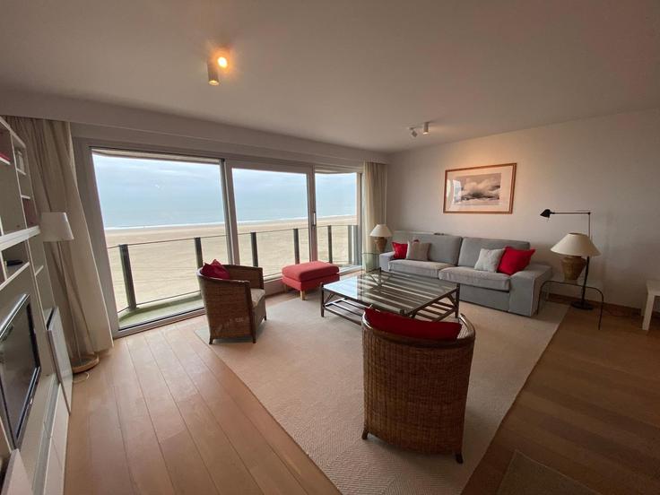 Elegant gestaltetes Wohnzimmer mit moderner Einrichtung in einer Wohnung im Building Zeedijk-Albertstrand - belvilla-ag-dancenter-as - 1415613 in Knokke-Heist, Knokke-Heist Elegant gestaltetes Wohnzimmer mit moderner Einrichtung in einer Wohnung im Building Zeedijk-Albertstrand - belvilla-ag-dancenter-as - 1415613 in Knokke-Heist, Knokke-Heist
