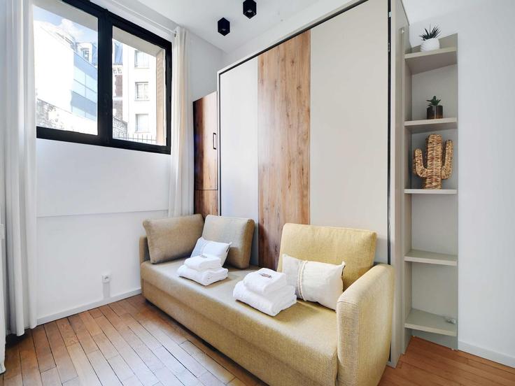 Sala de estar elegantemente projetada com móveis modernos em um apartamento no Building Rue Ampère - belvilla-ag-dancenter-as - 1392875 em 17th arrondissement, Paris