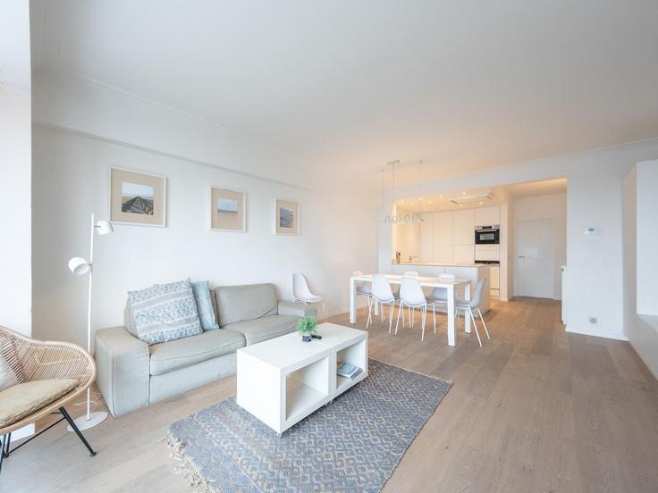 Elegant gestaltetes Wohnzimmer mit moderner Einrichtung in einer Wohnung im Building Zeedijk-Albertstrand - belvilla-ag-dancenter-as - 1415610 in Knokke-Heist, Knokke-Heist Elegant gestaltetes Wohnzimmer mit moderner Einrichtung in einer Wohnung im Building Zeedijk-Albertstrand - belvilla-ag-dancenter-as - 1415610 in Knokke-Heist, Knokke-Heist