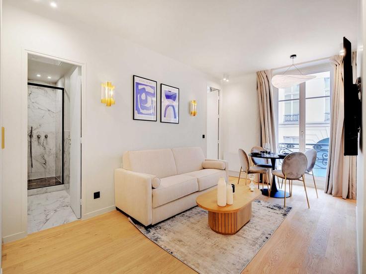 Sala de estar elegantemente projetada com móveis modernos em um apartamento no Building Rue de la Grange Batelière - belvilla-ag-dancenter-as - 1424664 em 9th arrondissement, Paris Sala de estar elegantemente projetada com móveis modernos em um apartamento no Building Rue de la Grange Batelière - belvilla-ag-dancenter-as - 1424664 em 9th arrondissement, Paris