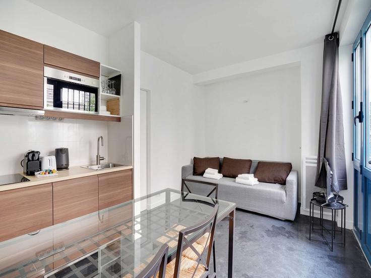 Elegant gestaltetes Wohnzimmer mit moderner Einrichtung in einer Wohnung im Building Rue Réaumur - belvilla-ag-dancenter-as - 1426563 in 2nd arrondissement, Paris