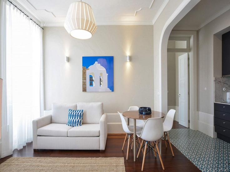 Elegante sala de estar con mobiliario moderno en un apartamento en Building Rua de Sá da Bandeira - belvilla-ag-dancenter-as - 1417933 en União das freguesias de Cedofeita, Santo Ildefonso, Sé, Miragaia, São Nicolau e Vitória, Porto Elegante sala de estar con mobiliario moderno en un apartamento en Building Rua de Sá da Bandeira - belvilla-ag-dancenter-as - 1417933 en União das freguesias de Cedofeita, Santo Ildefonso, Sé, Miragaia, São Nicolau e Vitória, Porto