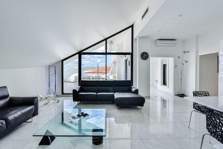 Elegante sala de estar con mobiliario moderno en un apartamento en Building Rue Jean Daumas - belvilla-ag-dancenter-as - 1394625 en Cannes, Cannes Elegante sala de estar con mobiliario moderno en un apartamento en Building Rue Jean Daumas - belvilla-ag-dancenter-as - 1394625 en Cannes, Cannes