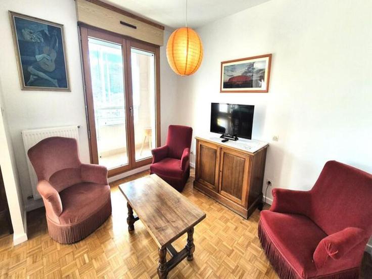 Elegant gestaltetes Wohnzimmer mit moderner Einrichtung in einer Wohnung im Building Rue du Temple - city-relay - 1438005 in Aix-les-Bains, Aix-les-Bains