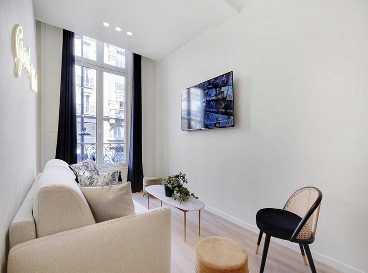 Paris 3rd arrondissementのBuilding Rue aux Ours - belvilla-ag-dancenter-as - 1446527のアパートメントにある、モダンな家具を備えたエレガントなデザインのリビングルーム Paris 3rd arrondissementのBuilding Rue aux Ours - belvilla-ag-dancenter-as - 1446527のアパートメントにある、モダンな家具を備えたエレガントなデザインのリビングルーム