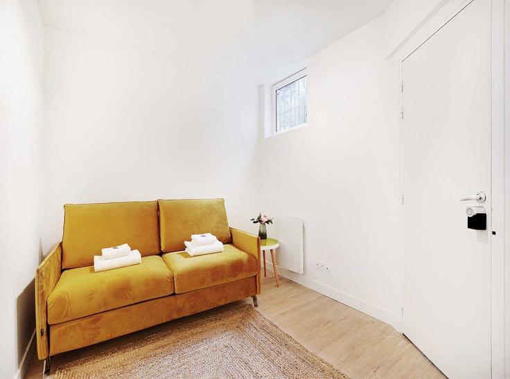 Building Rue de la Gaité - belvilla-ag-dancenter-as - 1446719 adresindeki bir dairede modern mobilyalarla zarif bir şekilde tasarlanmış oturma odası 14th arrondissement, Paris