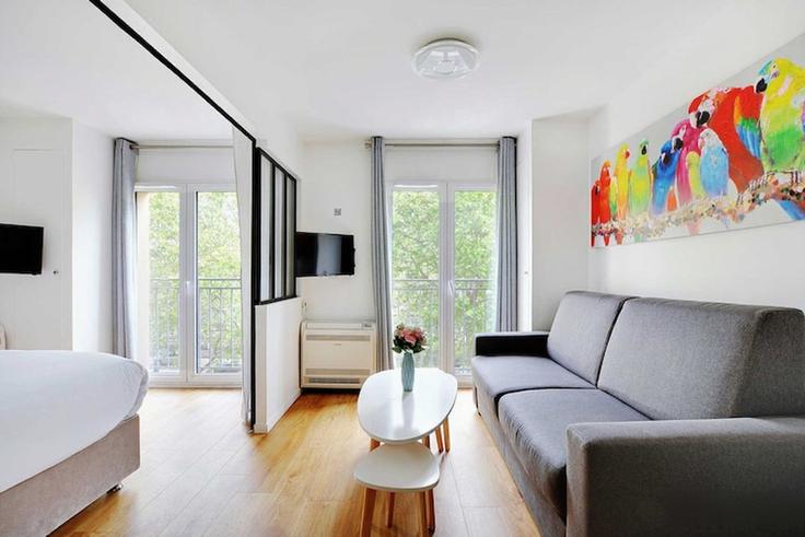 Elegant gestaltetes Wohnzimmer mit moderner Einrichtung in einer Wohnung im Building Boulevard Marguerite de Rochechouart - belvilla-ag-dancenter-as - 1446171 in 18th arrondissement, Paris Elegant gestaltetes Wohnzimmer mit moderner Einrichtung in einer Wohnung im Building Boulevard Marguerite de Rochechouart - belvilla-ag-dancenter-as - 1446171 in 18th arrondissement, Paris